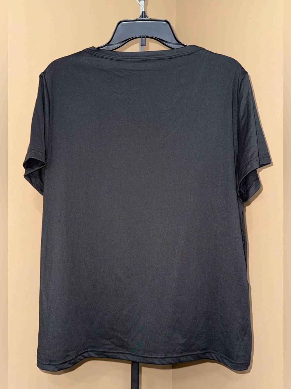 NEW Chill & Shine Women's Black V-Neck Graphic Tee. Size 2XL/3XL. - Picture 2 of 2